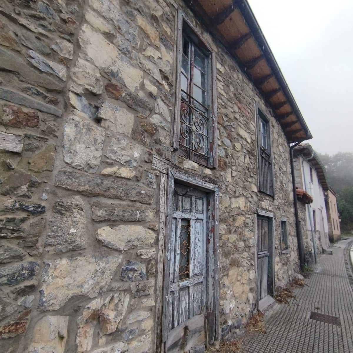 Ruïne te koop in Lena - € 29.000 (Ref: 8655184)