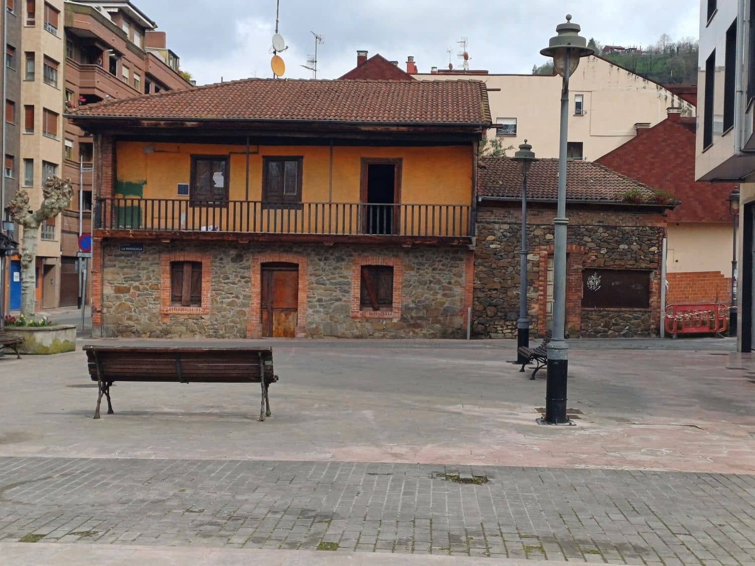 Byhus til salg i Mieres med garage - € 150.000 (Ref: 8910874)