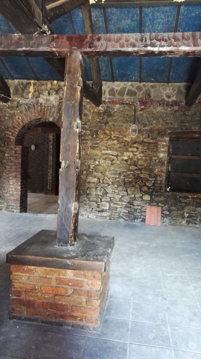 Byhus til salg i Mieres med garage - € 150.000 (Ref: 8910874)