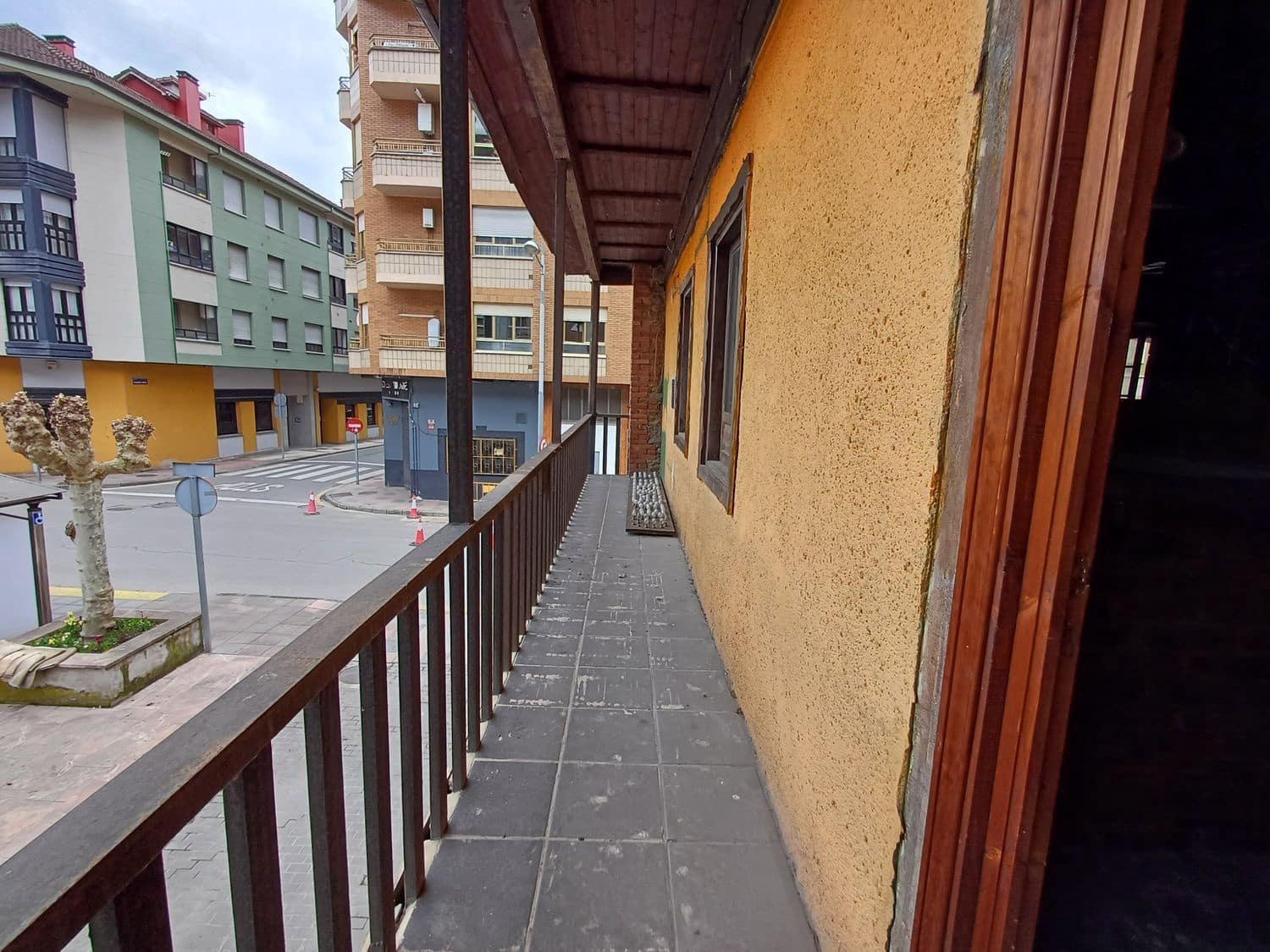Byhus til salg i Mieres med garage - € 150.000 (Ref: 8910874)