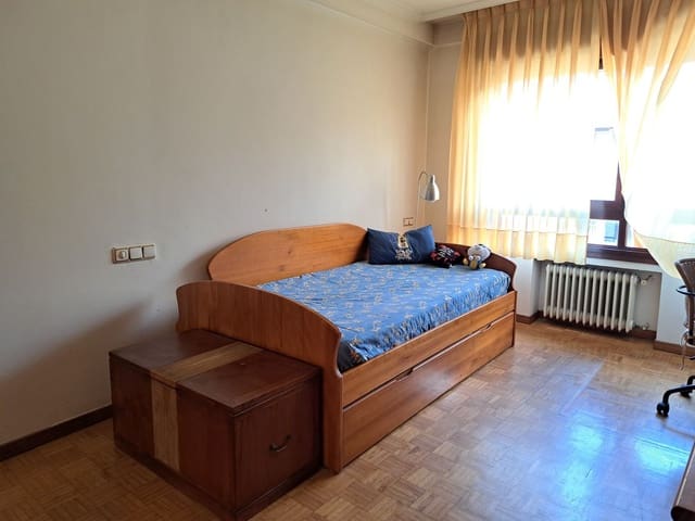 4 soveværelse Lejlighed til salg i Centro Urbano, Oviedo med garage - € 410.000 (Ref: 8950077)