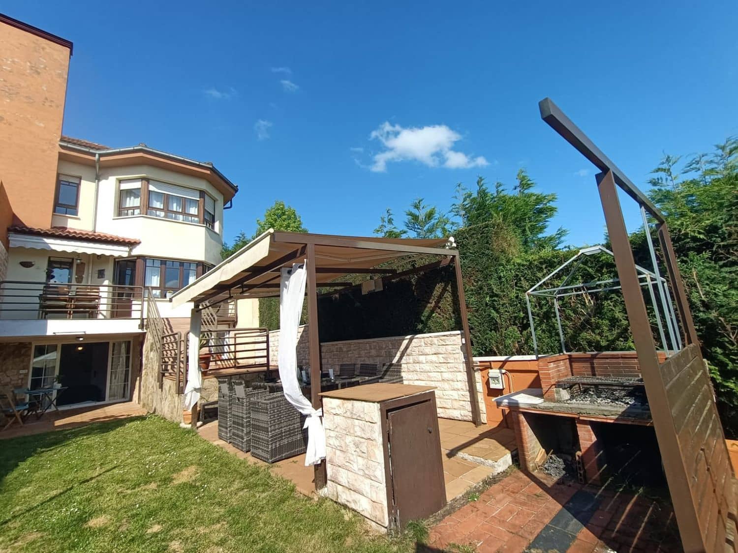 4 bedroom Townhouse for sale in Llanera with pool garage - € 325,000 (Ref: 9004458)