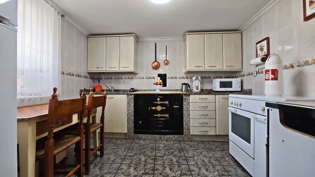 4 makuuhuone Maalaistalo myytävänä paikassa Carrizo - 56 000 € (Ref: 9084866)