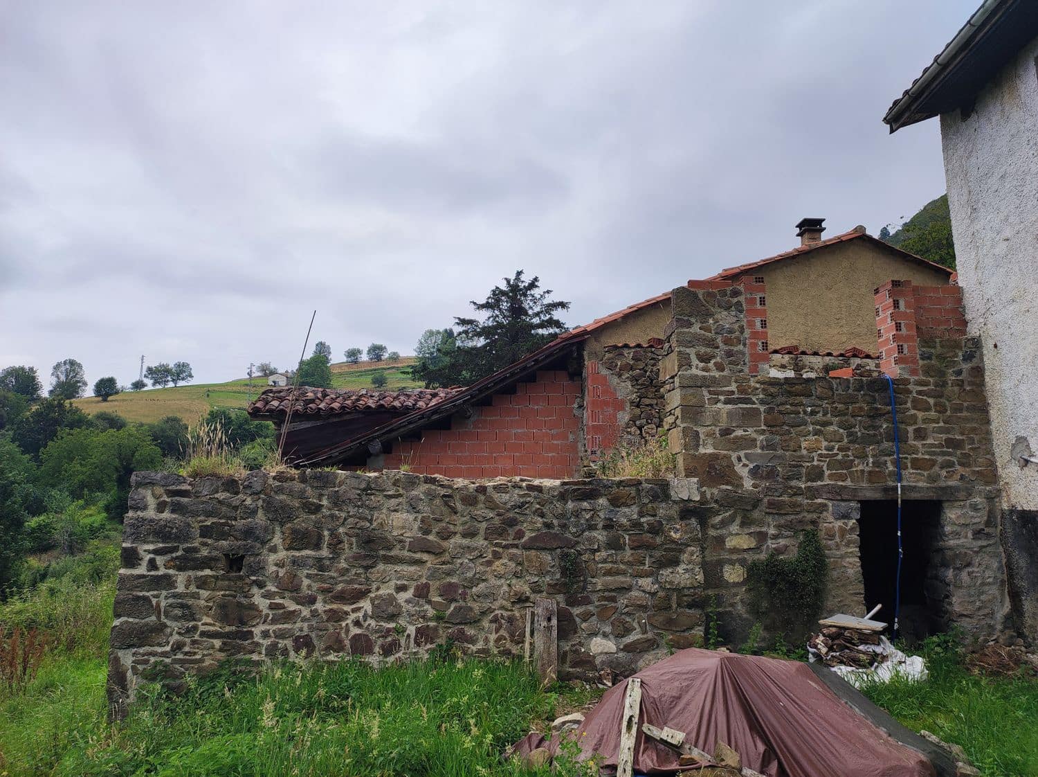 3 soveværelse Finca/Landehus til salg i Parres med garage - € 52.000 (Ref: 9118454)