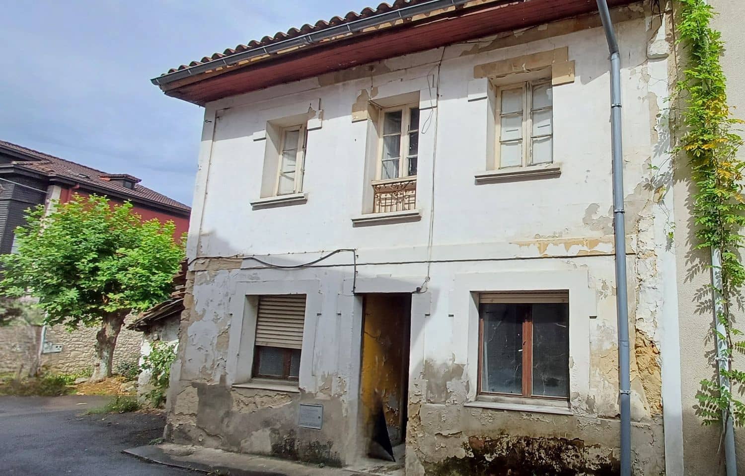 3 slaapkamer Huis te koop in Nava met garage - € 77.000 (Ref: 9189031)