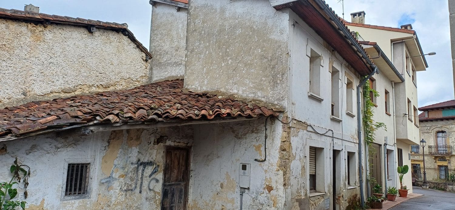 3 slaapkamer Huis te koop in Nava met garage - € 77.000 (Ref: 9189031)