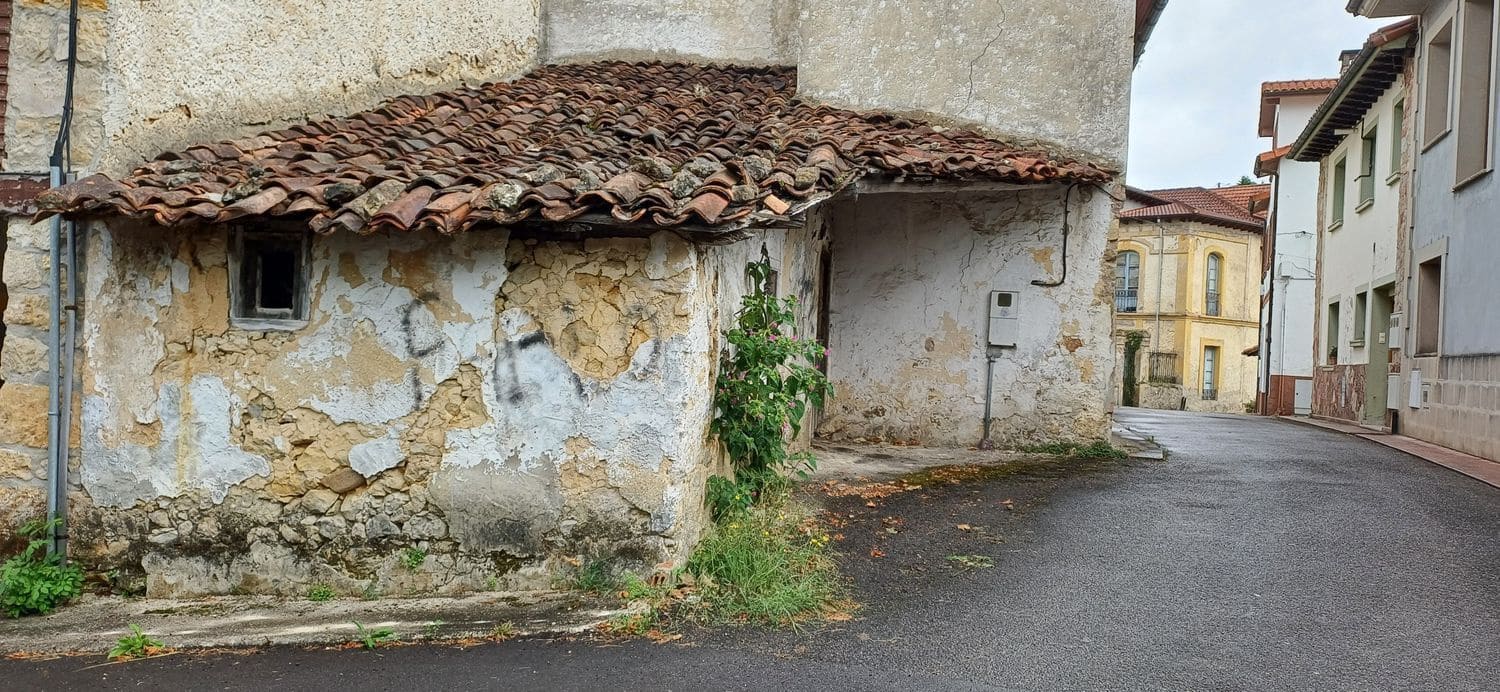 3 slaapkamer Huis te koop in Nava met garage - € 77.000 (Ref: 9189031)