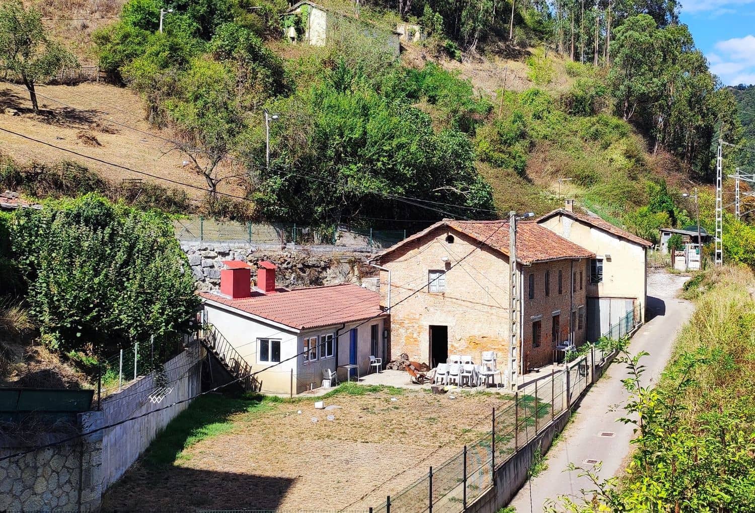 Finca/Herregård til salgs i Mieres med garasje - € 60 000 (Ref: 9206206)