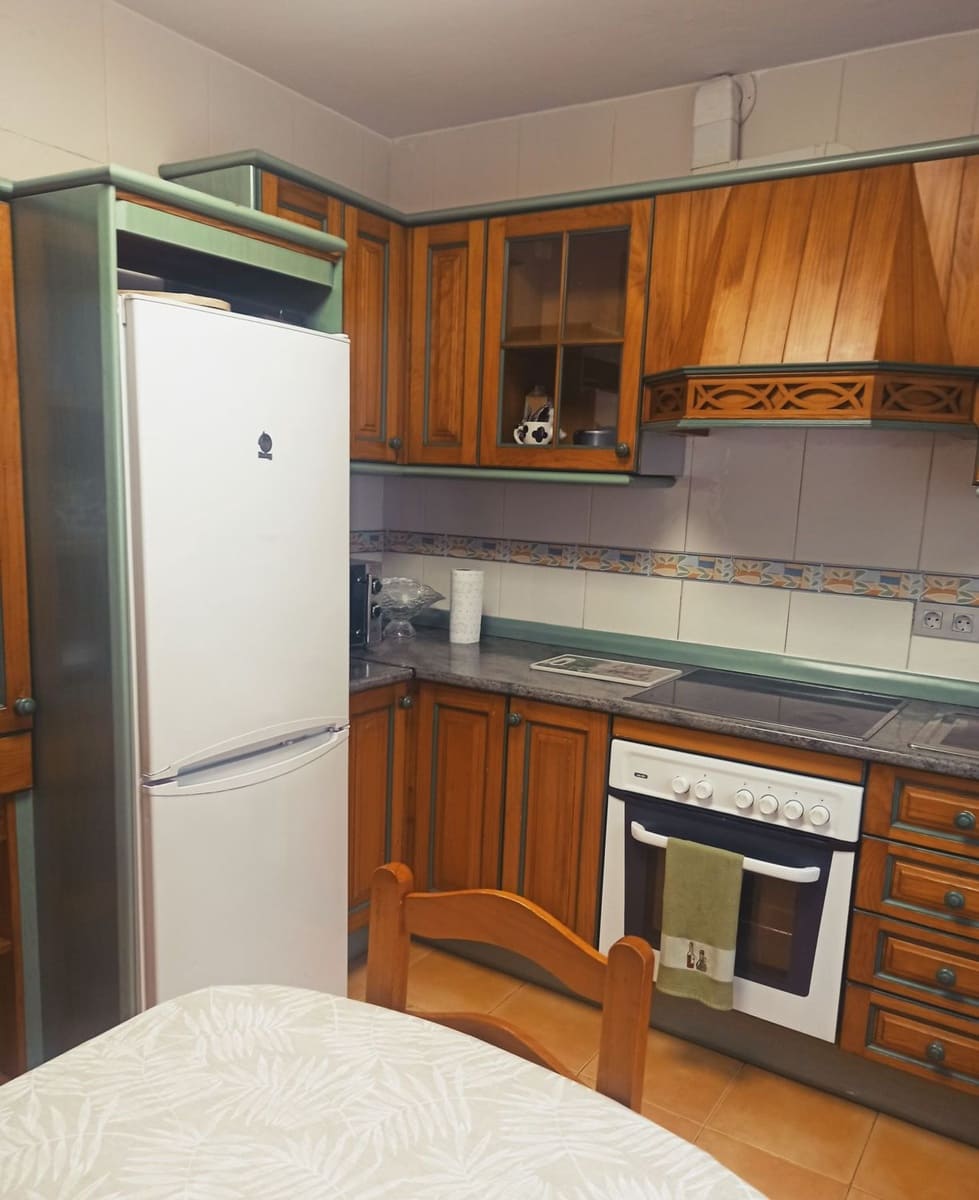 3 soveværelse Lejlighed til leje i Gijon med garage - € 800 (Ref: 9235950)