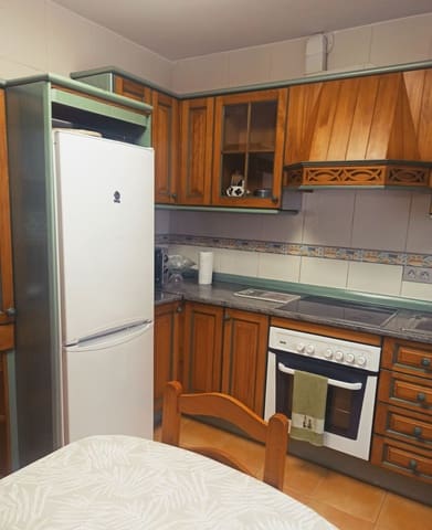 3 bedroom Apartment for rent in Centro Urbano, Gijón with garage - € 800 (Ref: 9235950)