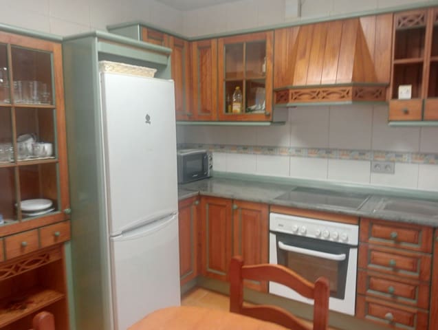 3 bedroom Apartment for rent in Centro Urbano, Gijón with garage - € 800 (Ref: 9235950)