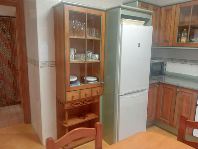 3 bedroom Apartment for rent in Centro Urbano, Gijón with garage - € 800 (Ref: 9235950)