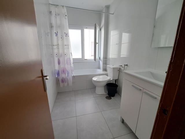 3 slaapkamer Appartement te huur in Centro Urbano, Gijón met garage - € 900 (Ref: 9275686)
