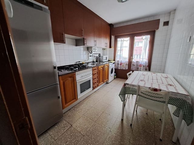 3 slaapkamer Appartement te huur in Centro Urbano, Gijón met garage - € 900 (Ref: 9275686)