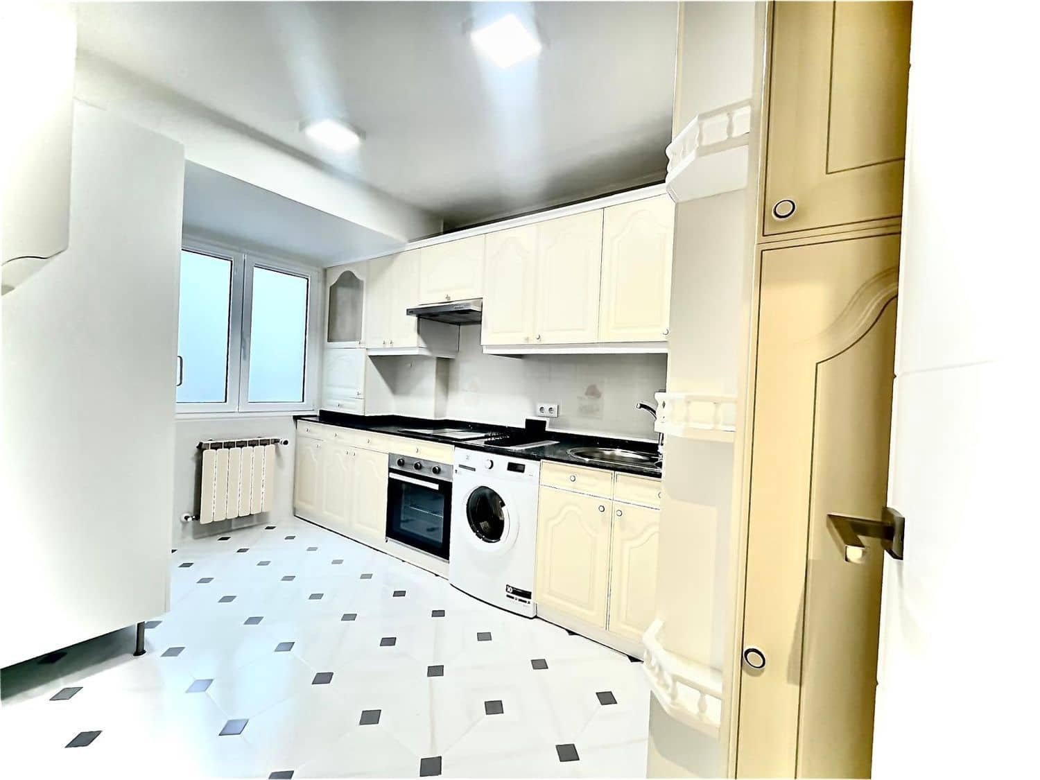 3 bedroom Apartment for rent in Gijon with garage - € 975 (Ref: 9321515)