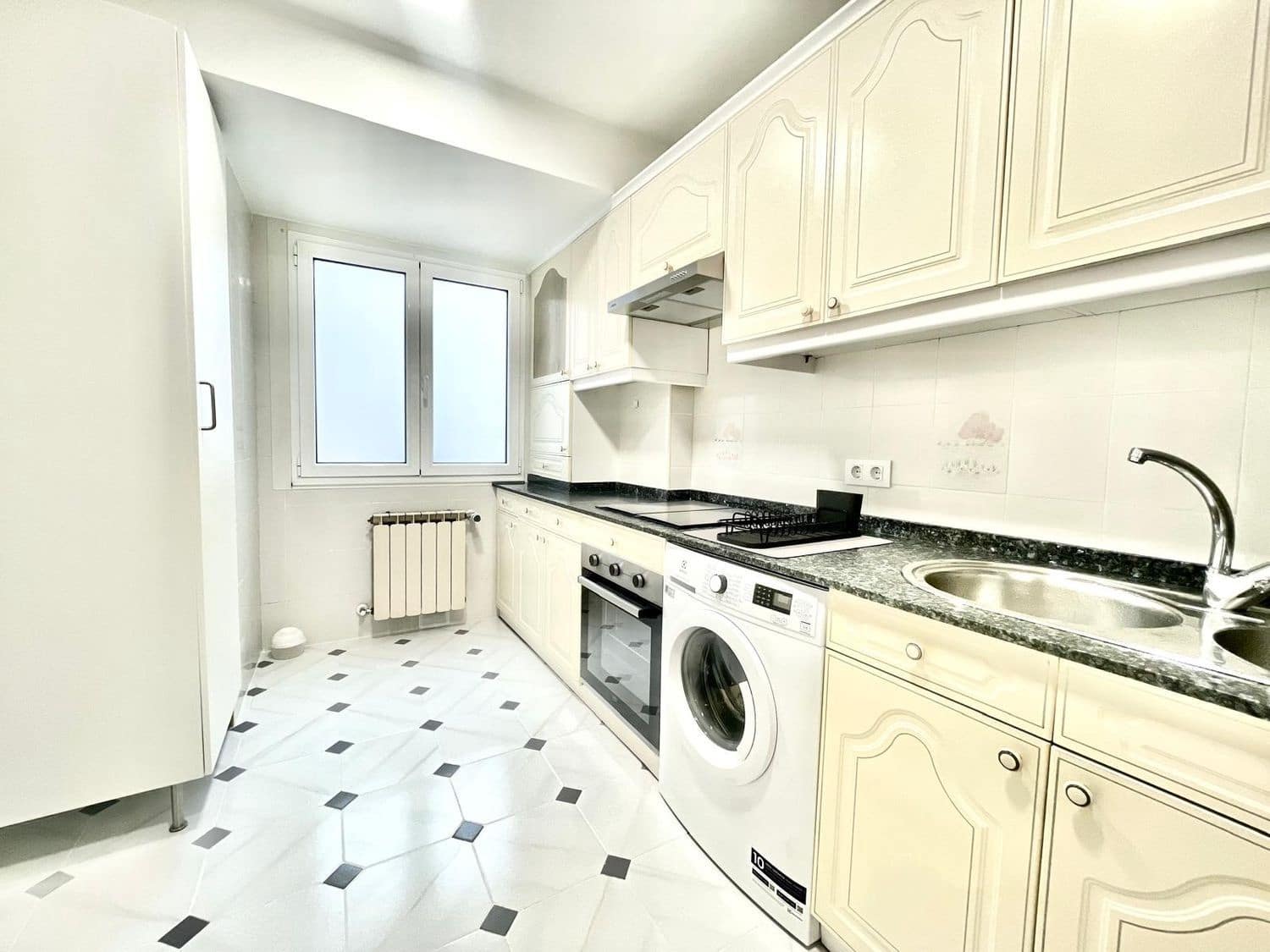 3 bedroom Apartment for rent in Gijon with garage - € 975 (Ref: 9321515)