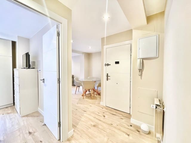 3 bedroom Apartment for rent in Centro Urbano, Gijón with garage - € 975 (Ref: 9321515)