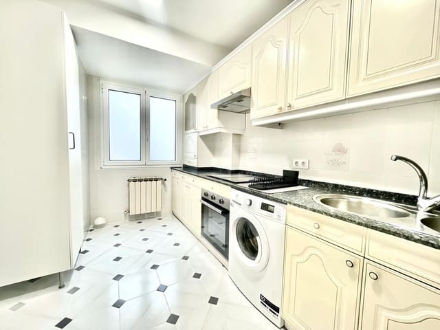 3 bedroom Apartment for rent in Centro Urbano, Gijón with garage - € 975 (Ref: 9321515)