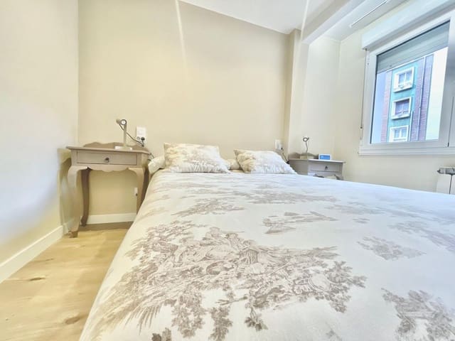 3 bedroom Apartment for rent in Centro Urbano, Gijón with garage - € 975 (Ref: 9321515)