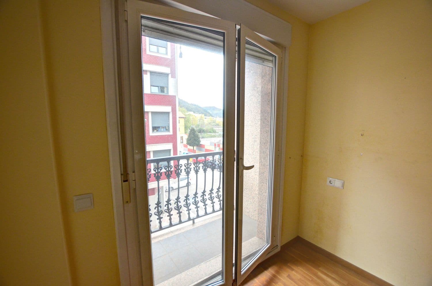 3 soverom Leilighet til salgs i Mieres med garasje - € 119 000 (Ref: 9371274)