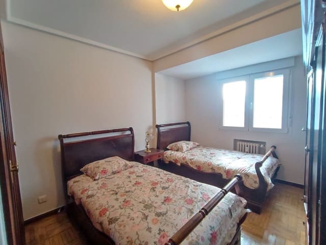 3 bedroom Apartment for rent in Centro Urbano, Gijón with garage - € 1,200 (Ref: 9390039)