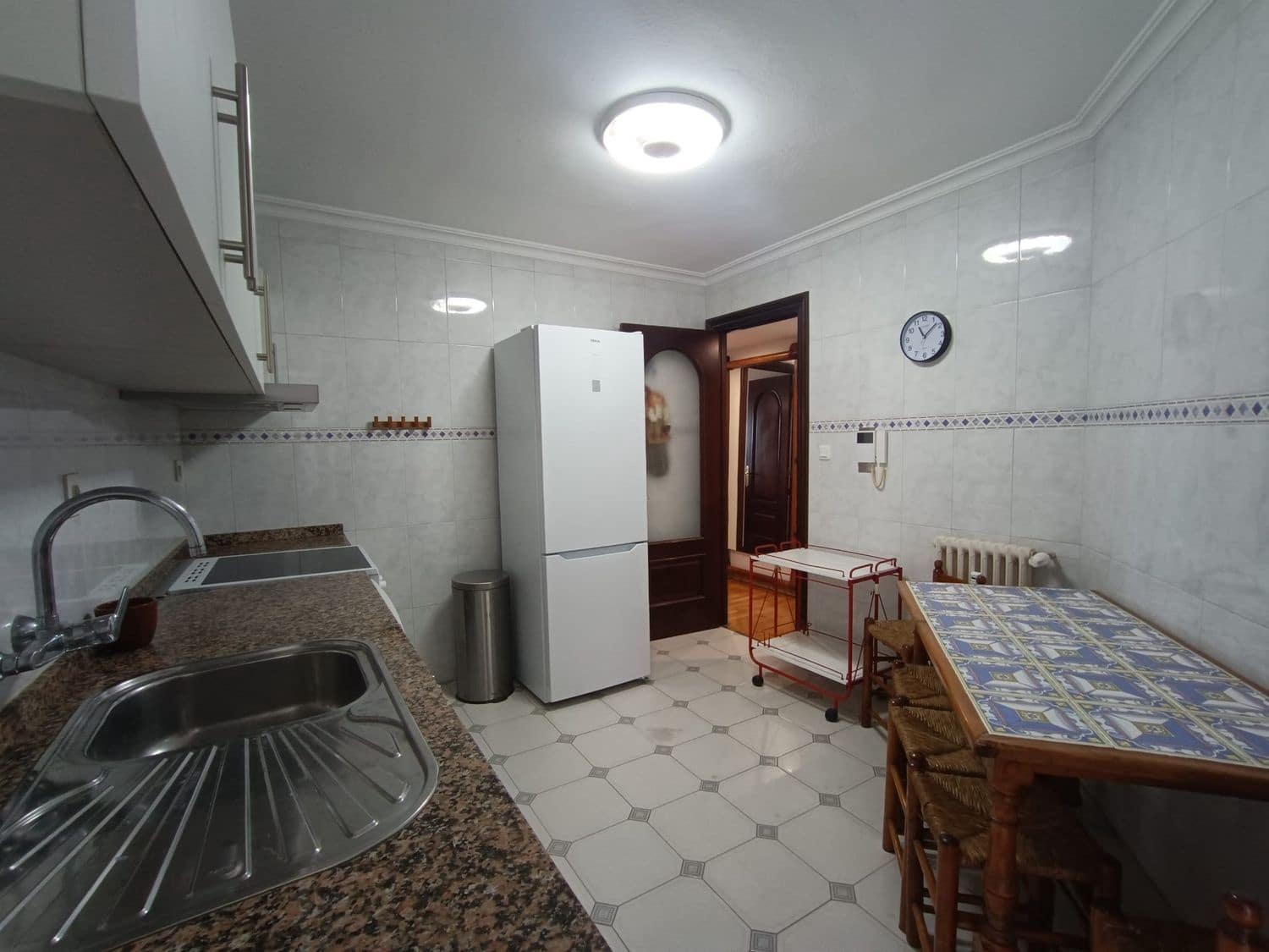 Apartamento de 3 habitaciones en Gijón en alquiler con garaje - 1.200 € (Ref: 9390039)