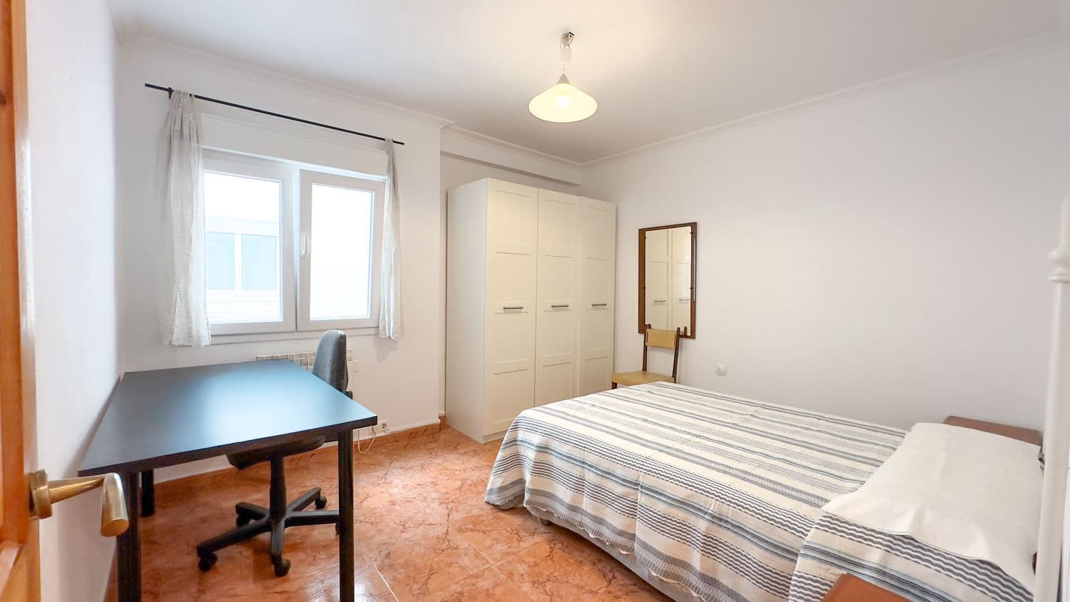 Apartamento de 2 habitaciones en Gijón en alquiler con garaje - 750 € (Ref: 9395612)