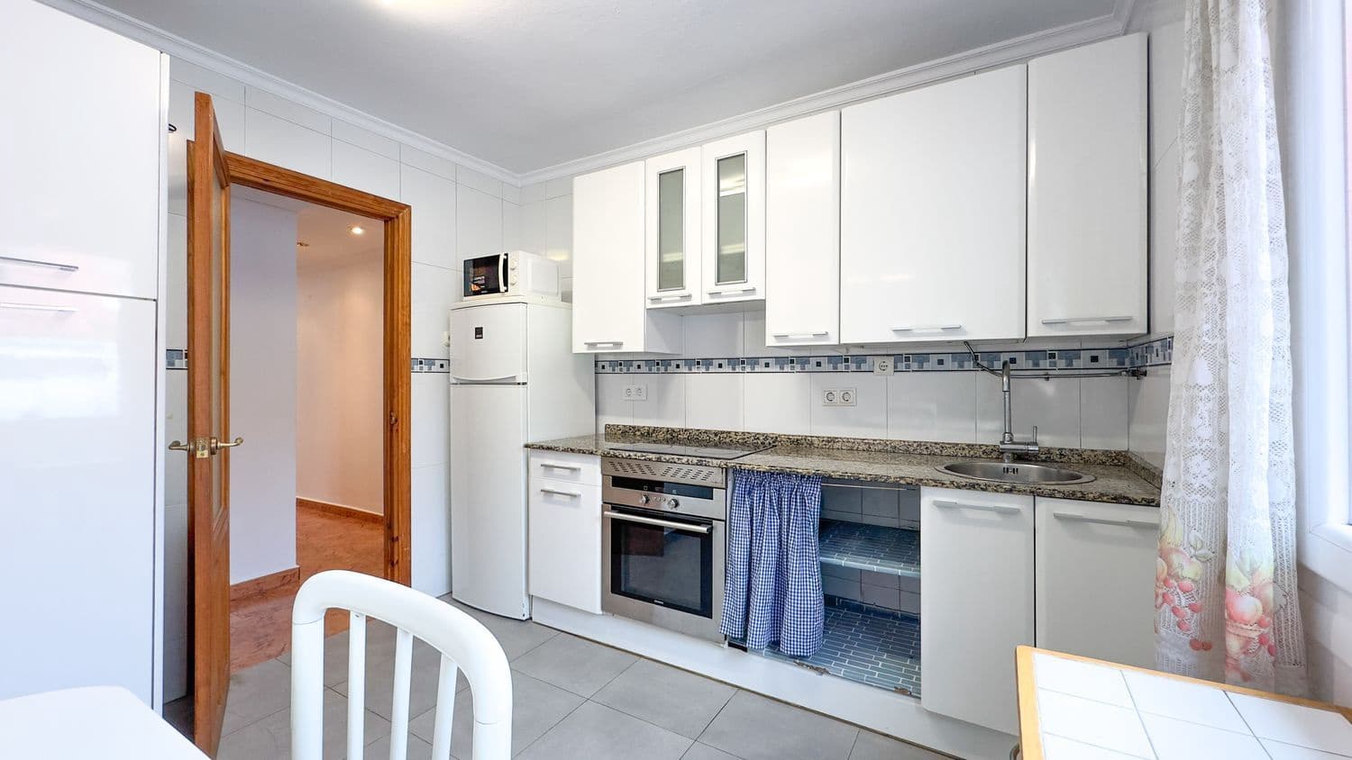 Apartamento de 2 habitaciones en Gijón en alquiler con garaje - 750 € (Ref: 9395612)