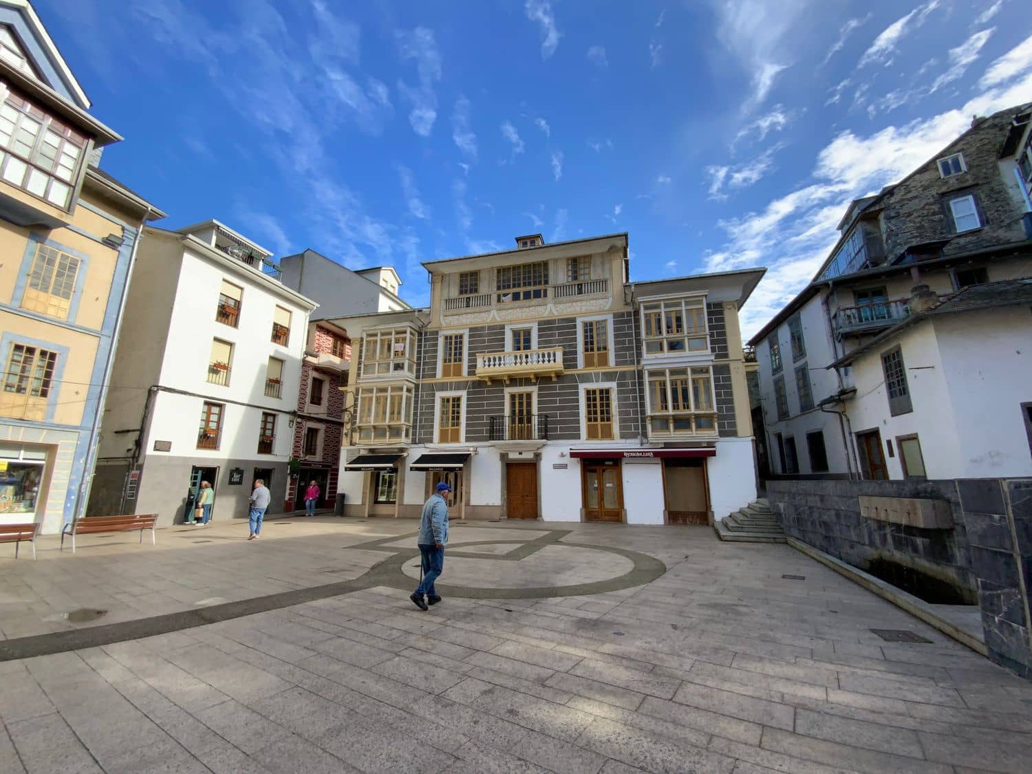 Commercial for sale in Luarca - € 350,000 (Ref: 9402954)