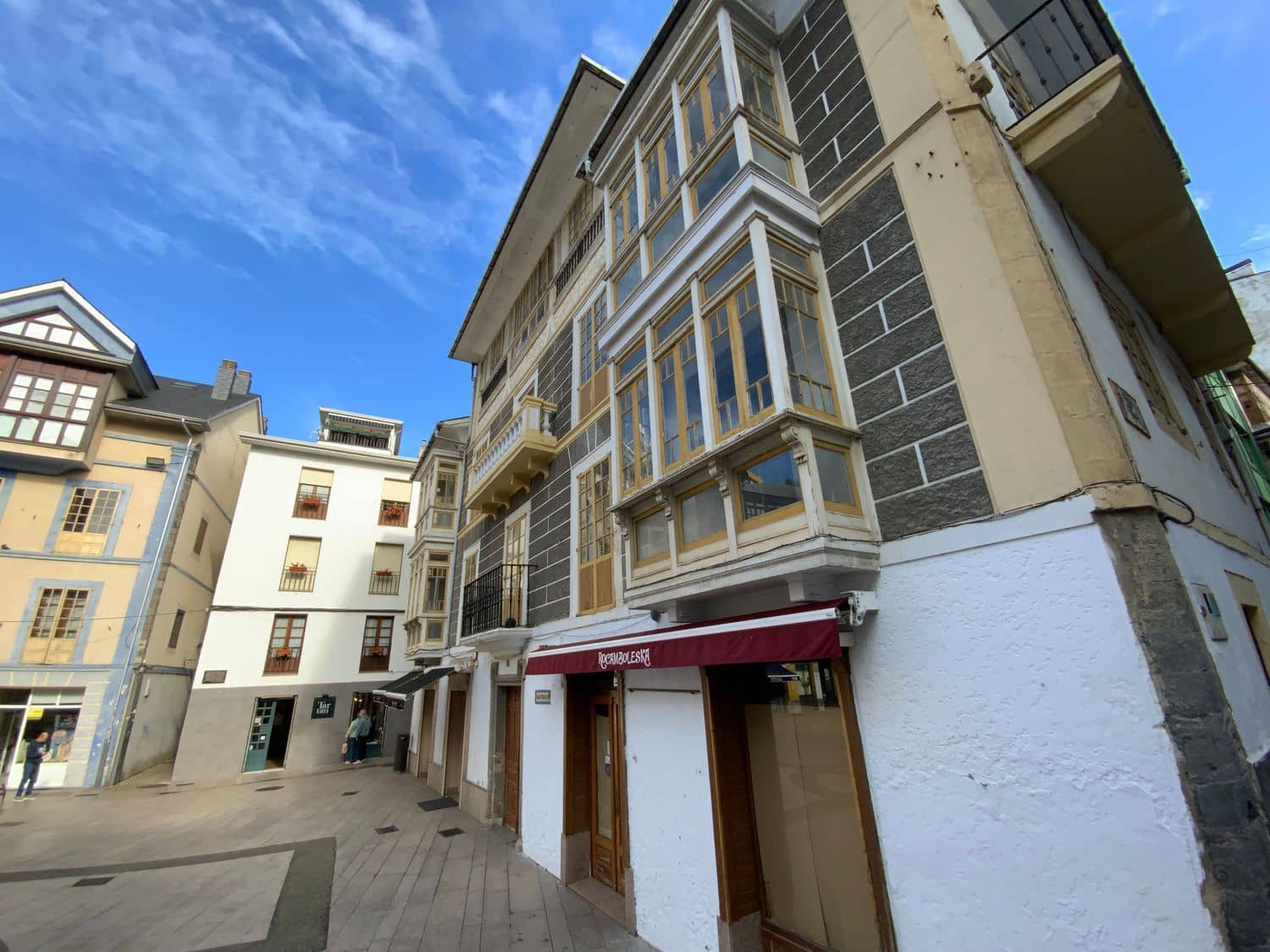 Commercial for sale in Luarca - € 350,000 (Ref: 9402954)