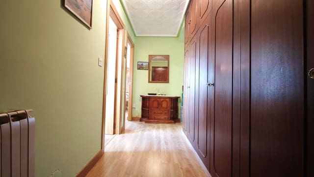 3 bedroom Apartment for rent in Centro Urbano, Gijón with garage - € 800 (Ref: 9415514)