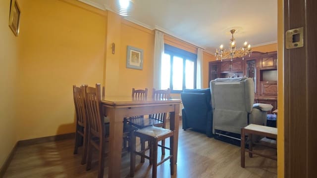 3 bedroom Apartment for rent in Centro Urbano, Gijón with garage - € 800 (Ref: 9415514)