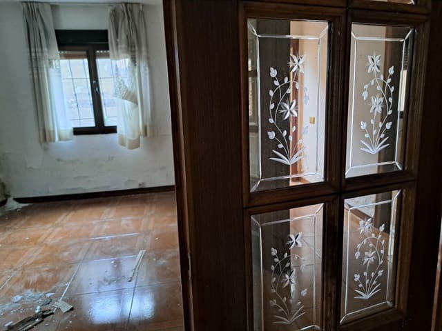 3 bedroom Townhouse for sale in Langreo with garage - € 69,900 (Ref: 9415516)