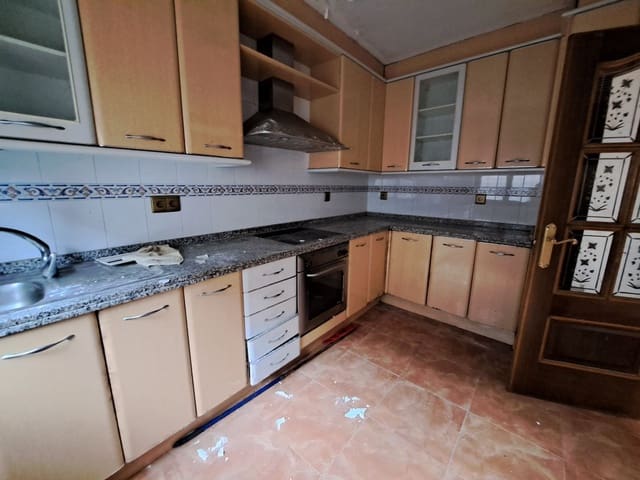3 bedroom Townhouse for sale in Langreo with garage - € 69,900 (Ref: 9415516)