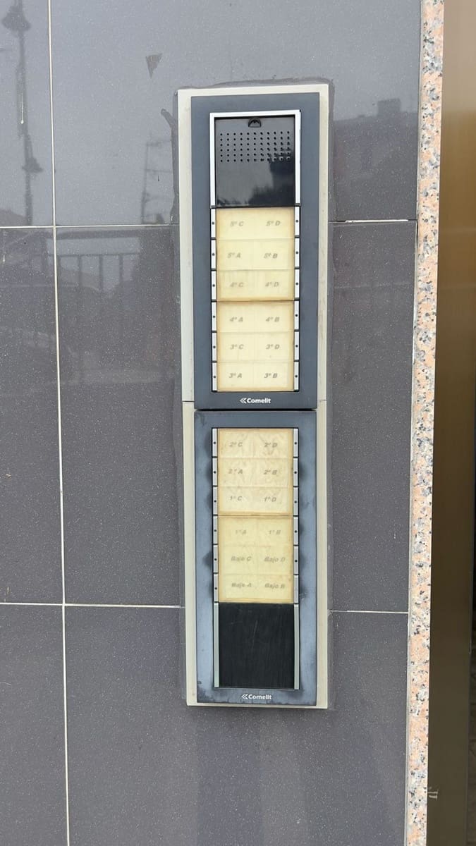 4 bedroom Apartment for sale in Aviles with garage - € 95,000 (Ref: 9419149)