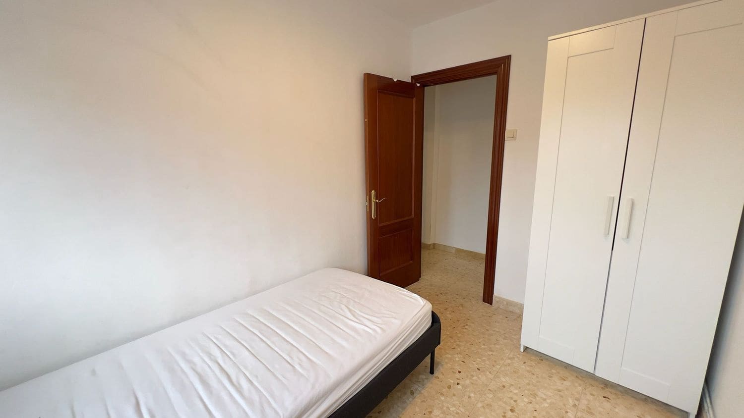 4 bedroom Apartment for sale in Aviles with garage - € 95,000 (Ref: 9419149)