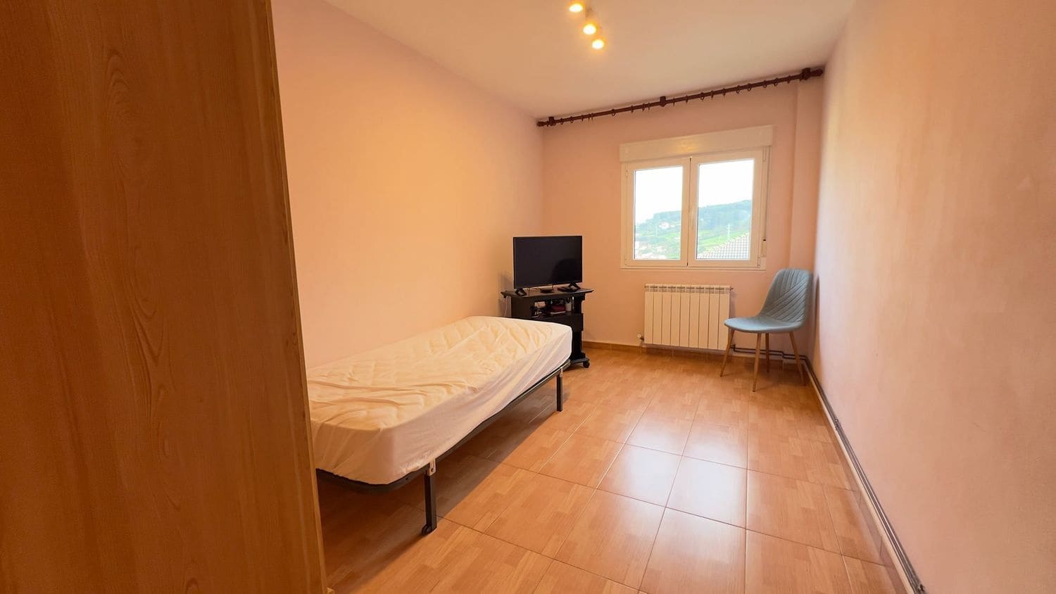 4 bedroom Apartment for sale in Aviles with garage - € 95,000 (Ref: 9419149)