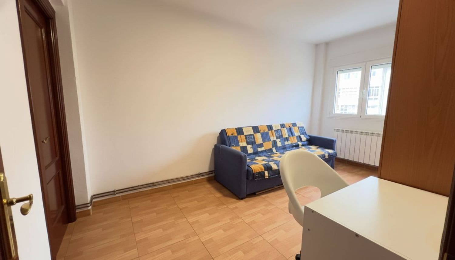 4 bedroom Apartment for sale in Aviles with garage - € 95,000 (Ref: 9419149)