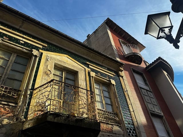 7 bedroom Townhouse for sale in Noreña with garage - € 89,000 (Ref: 9429502)