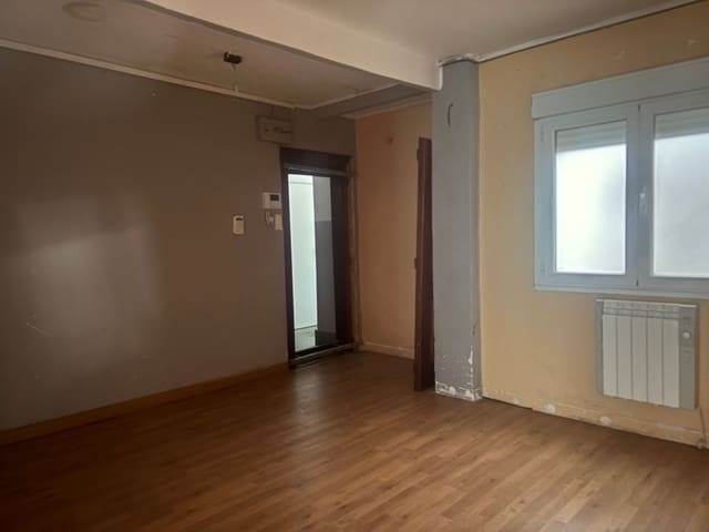 2 soveværelse Lejlighed til salg i Centro Urbano, Oviedo med garage - € 80.000 (Ref: 9429503)