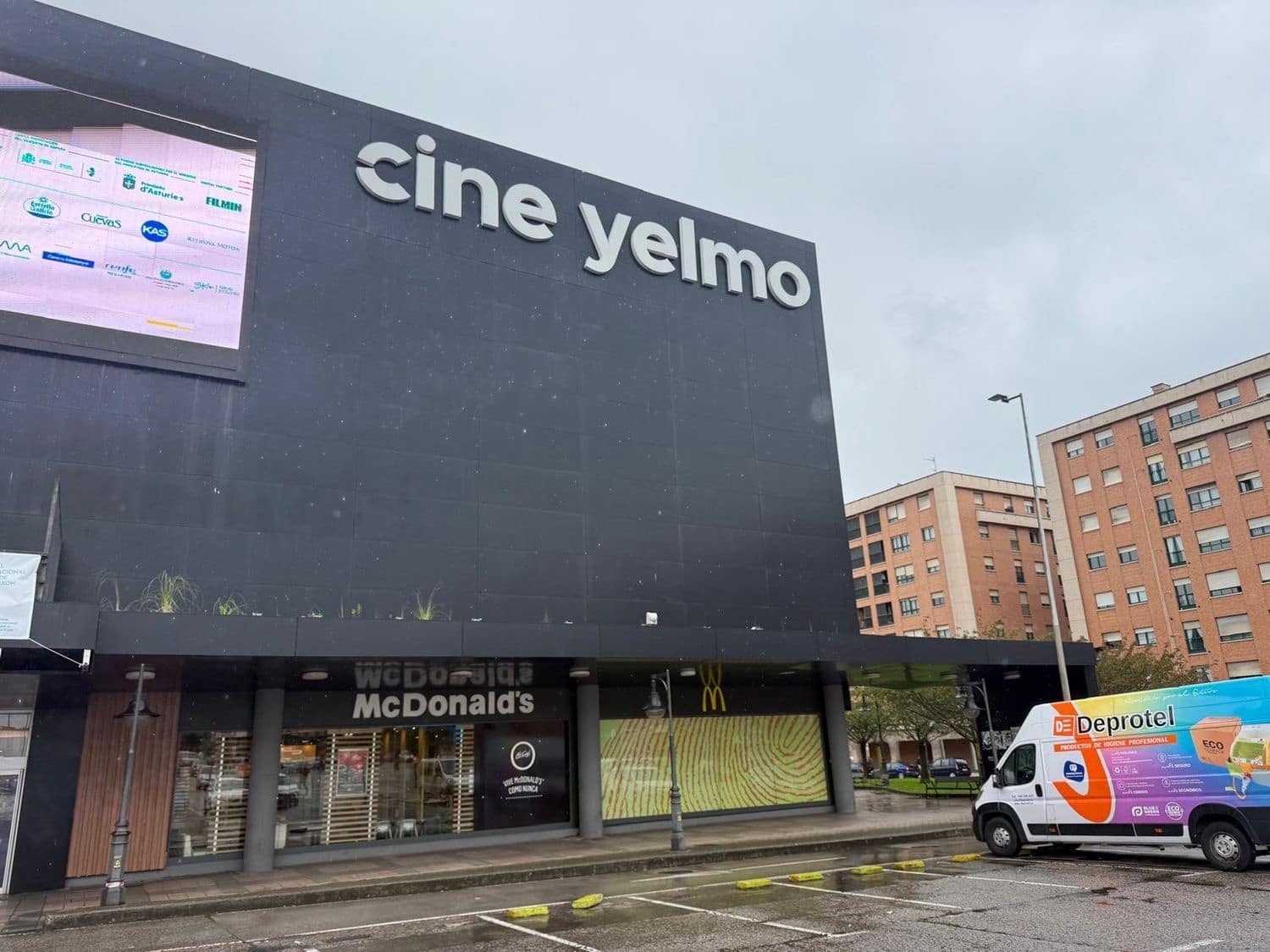 Kommersiell til salgs i Gijon - € 39 000 (Ref: 9432897)