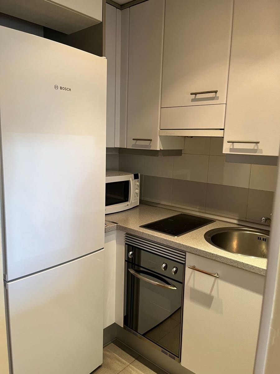 1 quarto Apartamento para arrendar em Madrid cidade com piscina garagem - 1 300 € (Ref: 9436803)