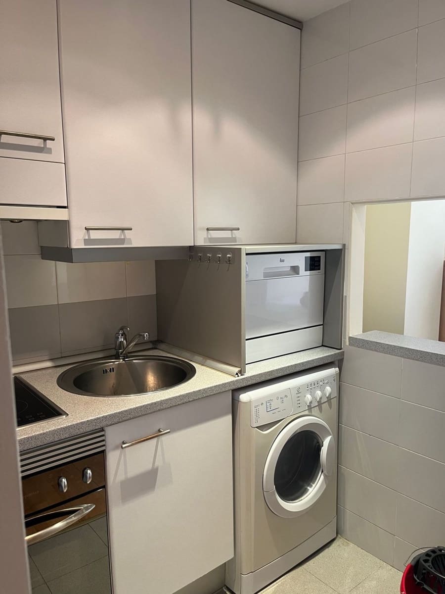 1 quarto Apartamento para arrendar em Madrid cidade com piscina garagem - 1 300 € (Ref: 9436803)