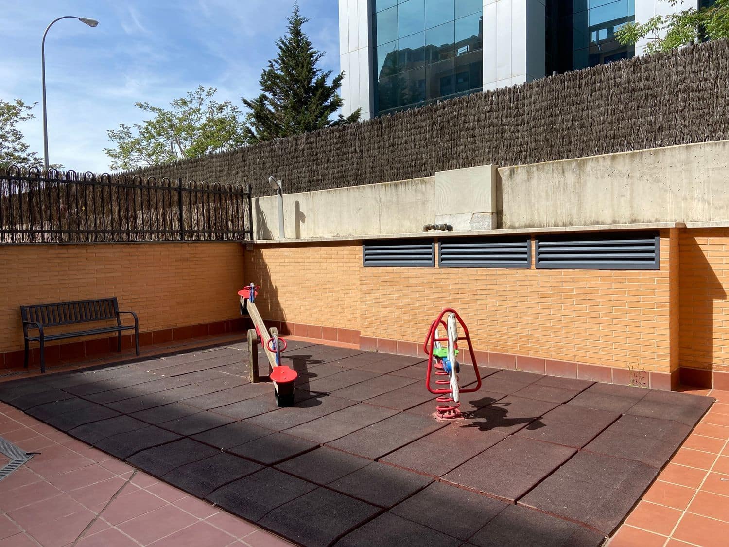 1 quarto Apartamento para arrendar em Madrid cidade com piscina garagem - 1 300 € (Ref: 9436803)