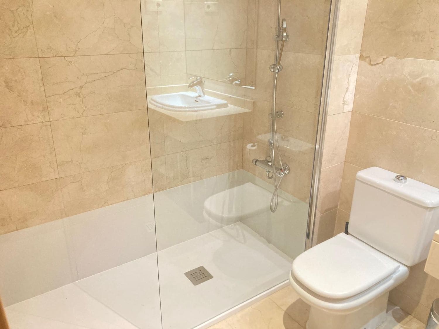 1 quarto Apartamento para arrendar em Madrid cidade com piscina garagem - 1 300 € (Ref: 9436803)