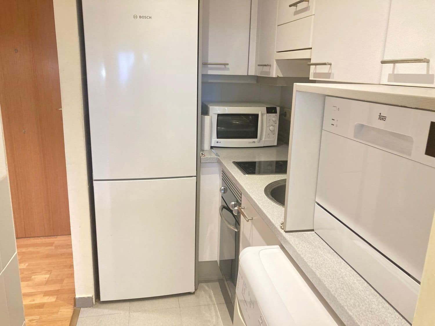 1 quarto Apartamento para arrendar em Madrid cidade com piscina garagem - 1 300 € (Ref: 9436803)
