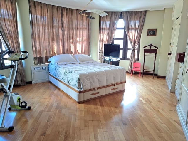 4 slaapkamer Appartement te koop in Centro Urbano, Gijón met garage - € 585.000 (Ref: 9439522)