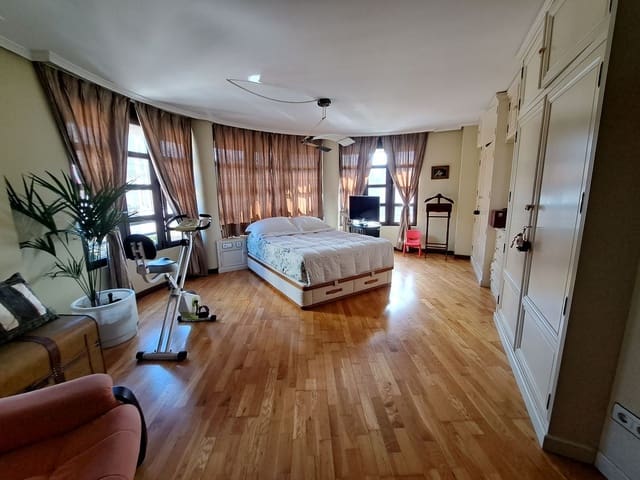 4 slaapkamer Appartement te koop in Centro Urbano, Gijón met garage - € 585.000 (Ref: 9439522)