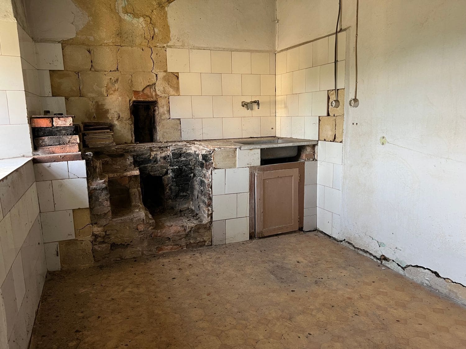 5 slaapkamer Finca/Landhuis te koop in Nava met garage - € 35.000 (Ref: 9441275)