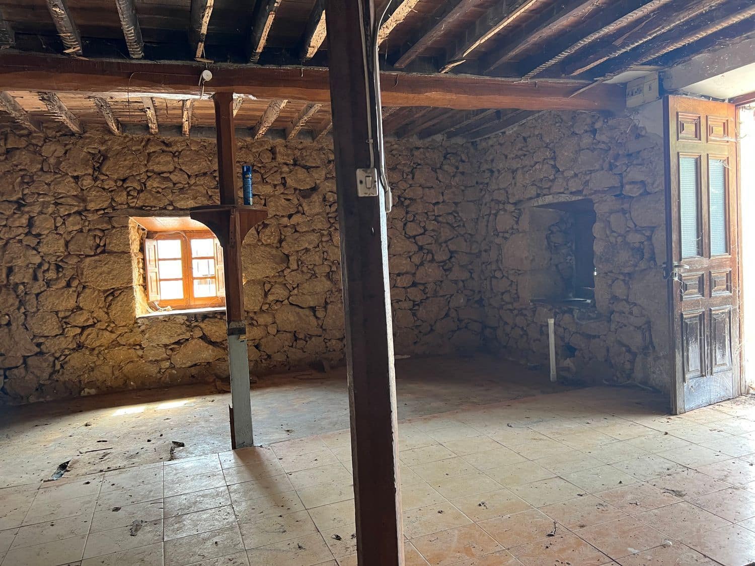 5 slaapkamer Finca/Landhuis te koop in Nava met garage - € 35.000 (Ref: 9441275)
